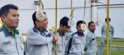 Karyawan PT Smelting Antusias Ikuti Lomba Makan Kerupuk