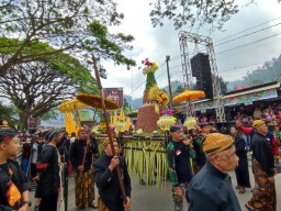 Tradisi Larung Sesaji di Telaga Ngebel Jadi Momen Spirit