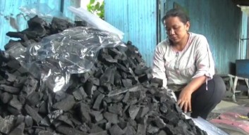 Berkah Idhul Adha, Penjual Arang di Bojonegoro Laris Manis