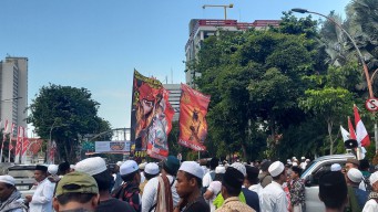 Tolak Keberadaan Holywings di Jatim, Puluhan Demonstran Geruduk Gedung Grahadi