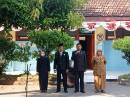 Sambang Sekolah Masa Kecil, Tiga Anggota DPRD Ponorogo Ikut Upacara