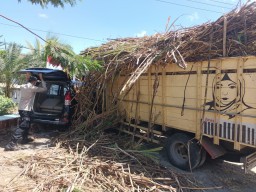 Menyalip Kendaraan Misterius, Truk Muatan Tebu Adu Banteng Avanza di Madiun