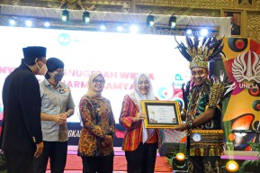Bupati Bojonegoro Terima Anugerah Widya Wiyata Dharma Satya Dari Unesa