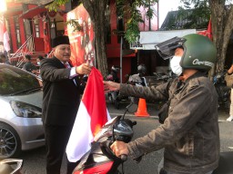 PDI-P Gresik Bagikan 4000 Bendera Merah Putih
