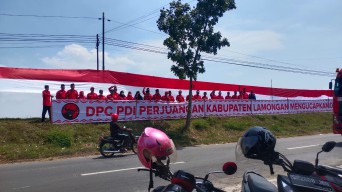 Peringati HUT ke-77 RI, PDIP Lamongan Bentangkan Bendera 577 Meter di Waduk Joto