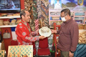 Bupati Maryoto Tinjau Stand Tulungagung di Jogja Expo 2022