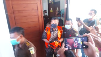 Kades Roomo Rusdiyanto Ditahan Kejaksaan Gresik Setelah Diperiksa Sebagai Tersangka Korupsi APBDes