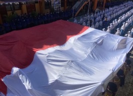 Upacara HUT RI, Pelajar SMKN 2 Ponorogo Bentangkan Bendera Raksasa