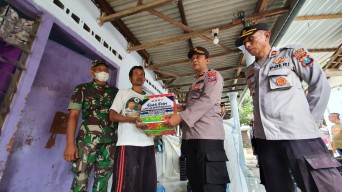 Bantu Warga Akibat Kenaikan Harga BBM, Polres Pasuruan Bagikan Paket Sembako
