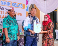 1.025 Sertifikat Diserahkan Kepada Pelaku Usaha di Lamongan