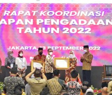 Bupati Bojonegoro Anna Mu'awanah Terima Penghargaan Dari Kemenpar RB Atas Komitmen Pemenuhan Kebutuhan Guru