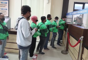 Pengemudi Ojol di Bojonegoro Penuhi Kantor Samsat Daftar Bebas Pajak Motor