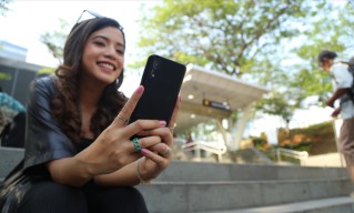 3 Tips OOTD Kekinian Sesuai dengan Warna Smartphone