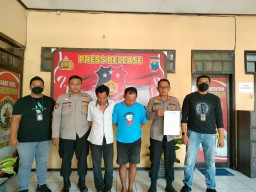 Direkam Saat Karaoke Bersama Wanita, Dua Warga Jombang Main Hajar