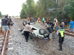 Tertabrak KA di Madiun, Mobil Agya Terbalik