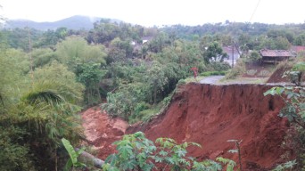 Jalan Penghubung Antar Kampung Putus, 100 KK di Ponorogo Terisolir
