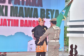 Pataka Jer Basuki Mawa Beya Tiba di Lamongan