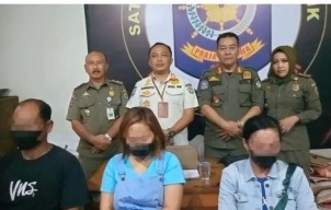 Dua Wanita Diduga PSK dan Satu Pria yang Sedang 'Jajan' Diciduk Satpol PP Gresik di Salah Satu Warung Samaleak