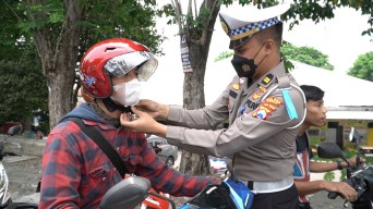 Pengendara Motor di Gresik Kaget Saat Diberi Helm SNI Oleh Satlantas Polres Gresik, Bentuk Edukasi Tertib Berlalu Lintas