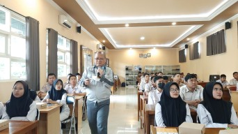Keseruan Pelajar SMK YPI Darussalam Gresik Simak Ilmu Manajer PT Smelting