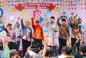 Meriahnya Festival Nasi Muduk dan Sendagagung Batik Carnival