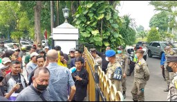 Dianggap Hanya Pansos Saat Sidak, Wakil Wali Kota Surabaya di Demo Warganya Sendiri
