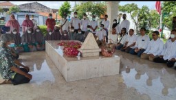 Kaza Mall Surabaya Ajak Pelajar Kenang Jasa Pahlawan dengan Tabur Bunga di Makam WR Soepratman