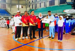 Bupati Anna Serahkan Bonus Bagi Peraih Medali Porprov Jatim