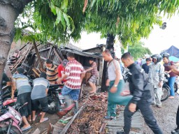 Dalam Hitungan Menit, Angin Kencang Memorak-porandakan Dua Desa di Kecamatan Duduksampeyan Gresik
