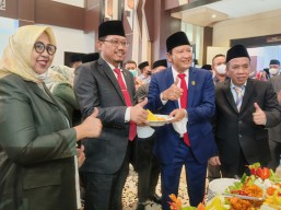 DPRD dan OPD Berikan Surprise, Selamat Ulang Tahun Gus Irsyad