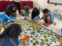 Manfaatkan Dedaunan, Pelajar Ponorogo Bikin Baju Seragam Ramah Lingkungan