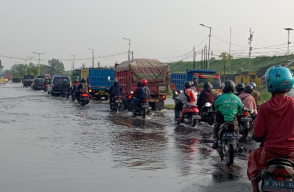 Diguyur Hujan Deras, Jalan Raya Porong Tergenang Air