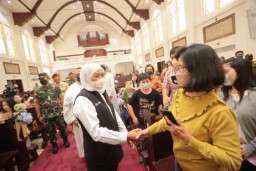 Tinjau Kesiapan Gereja, Gubernur Pastikan Perayaan Natal di Jatim Aman dan Khidmat