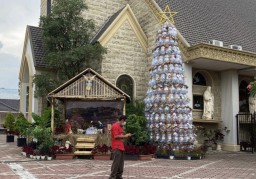 Unik, Gereja di Jember Dirikan Pohon Natal dari Galon Bekas Air Mineral