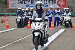 Peringati Hari Ibu, MPM Honda Jatim Kampanye Safety Riding