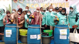 REEI Gresik dan Smelting Kenalkan Cara Pembuatan Cairan Serbaguna Eco Enzyme Pada Masyarakat