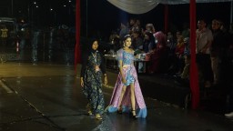 Bojonegoro Nglenyer Fashion Festival Zona 2 Berlangsung di Jembatan Terusan Bojonegoro - Blora