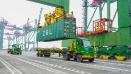 Terminal Teluk Lamong Layani Bongkar Muat Kapal Rute Tiongkok