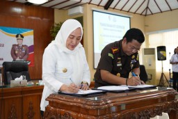 Bersinergi Di Bidang Hukum Perdata Dan Tata Usaha Negara, Pemkab Dan Kejari Bojonegoro Teken MOU