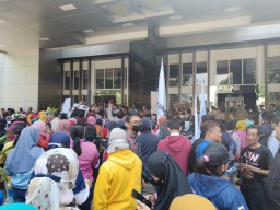 Gaji Tak Dibayar, Ratusan Buruh PT Karyamitra Demonstrasi ke DPRD Kab. Pasuruan