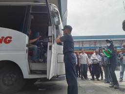 Petugas Gabungan Pastikan Kelayakan Kendaraan dan Pengemudi di Terminal Gayatri Tulungagung