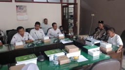 Sambil Menangis, Kades di Bojonegoro Sambat Ke Dewan Minta Bantuan Sembako