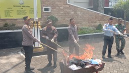 Kejaksaan Negeri Bojonegoro Bakar-Bakar Barang Bukti Yang Sudah Inkracht