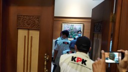 KPK Juga Geledah Ruang Kerja Gubernur dan Wagub Jatim