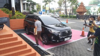 3 Jam Periksa Ruang CCTV, Tim KPK Amankan 1 Amplop Cokelat