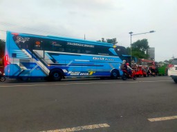 Ada di Bahu Jalan, Parkir Liar Pasar Wisata Cheng Hoo Pandaan Ganggu Lalin