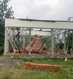 Proyek Pembangunan Balai Desa Sumber Glagah Ambruk, Dua Pekerja Tertimpa