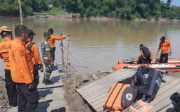 86 Petugas BPBD Bojonegoro Cari Anak 3 Tahun Tenggelam di Bengawan Solo