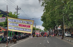 Tolak Relokasi, Pedagang Pasar Larangan Blokade Jalan Utama Sidoarjo