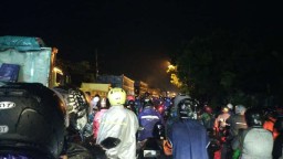 Jalan Daendels Pantura Manyar Gresik Lumpuh Total